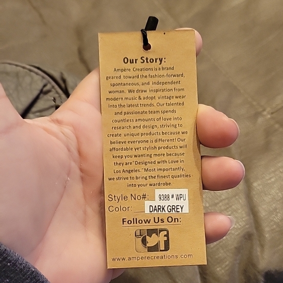 Gray Crossbody Bag with Adjustable Strap and Textured Material - Picture 2 of 6